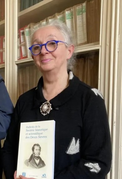 Fabienne Texier. Dernière présidente de la Société historique et scientifique des Deux-Sèvres depuis 2022 devant la bibliothèque de la salle du Conseil d'administation de la Société SHSDS : Fabienne Texier. Dernière présidente de la Société historique et scientifique des Deux-Sèvres depuis 2022 devant la bibliothèque de la salle du Conseil d'administation de la sociétés