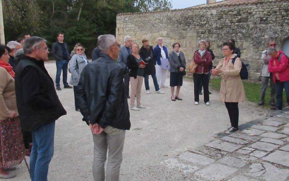 SHSDS : Le groupe, attentif aux propos de Marie-Laure Viart, devant l’église Saint-Caprais. © Photo CO