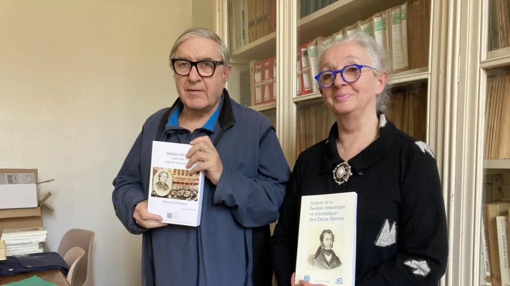 Pierre Lacore et Fabienne Texier, de la Société historique et scientifique des Deux-Sèvres, présentent leur nouvelle année. © (Photo NR, Baptiste Decharme) SHSDS : Pierre Lacore et Fabienne Texier, de la Société historique et scientifique des Deux-Sèvres, présentent leur nouvelle année. © (Photo NR, Baptiste Decharme)